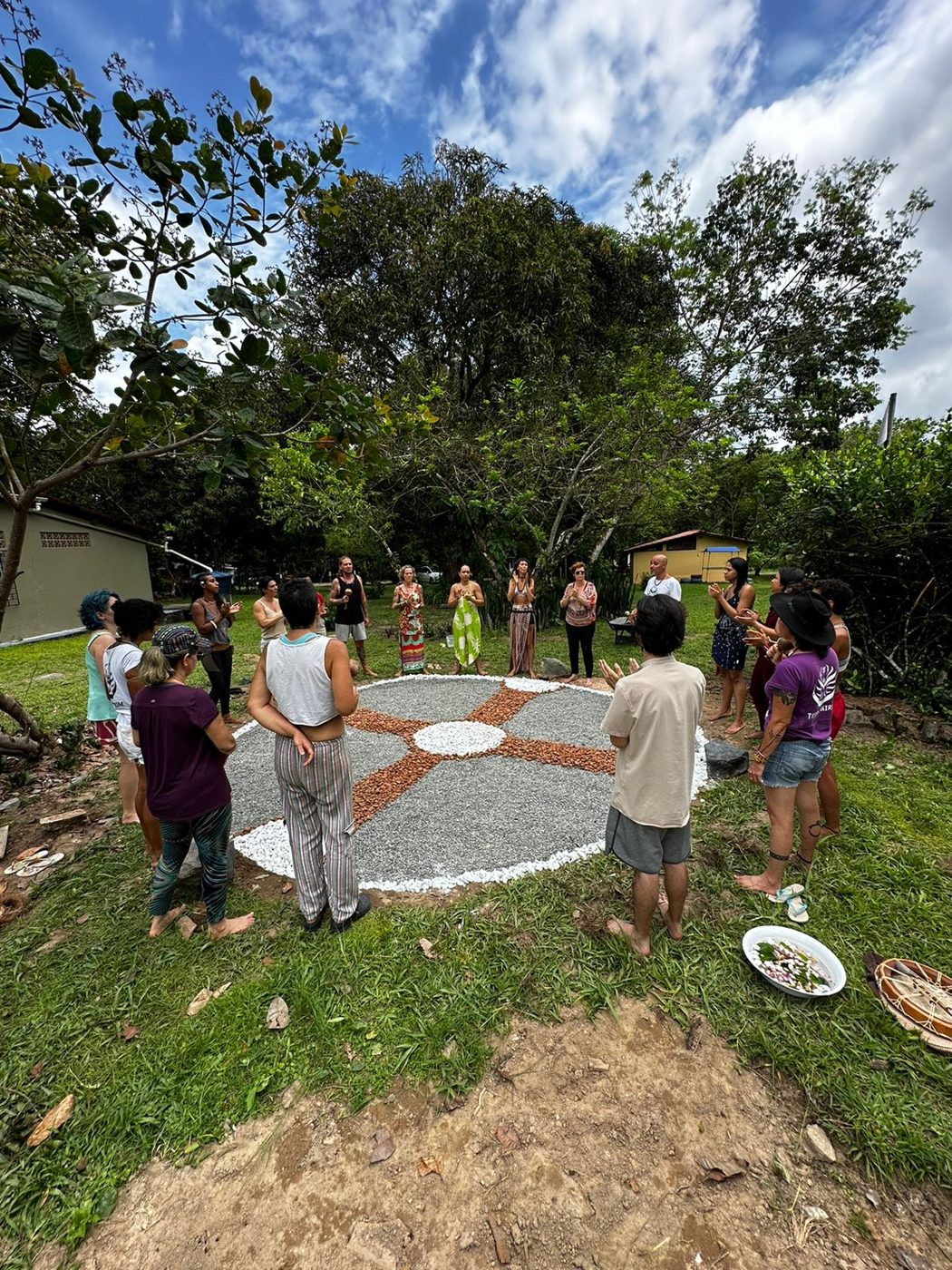 Encontro de pessoas em uma área verde da Terra Mirim, uma das comunidades do Vale